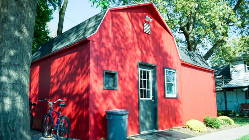 About Us D A photo of the red clothing barn used to give assistance to the homeless, hungry, and hurting
